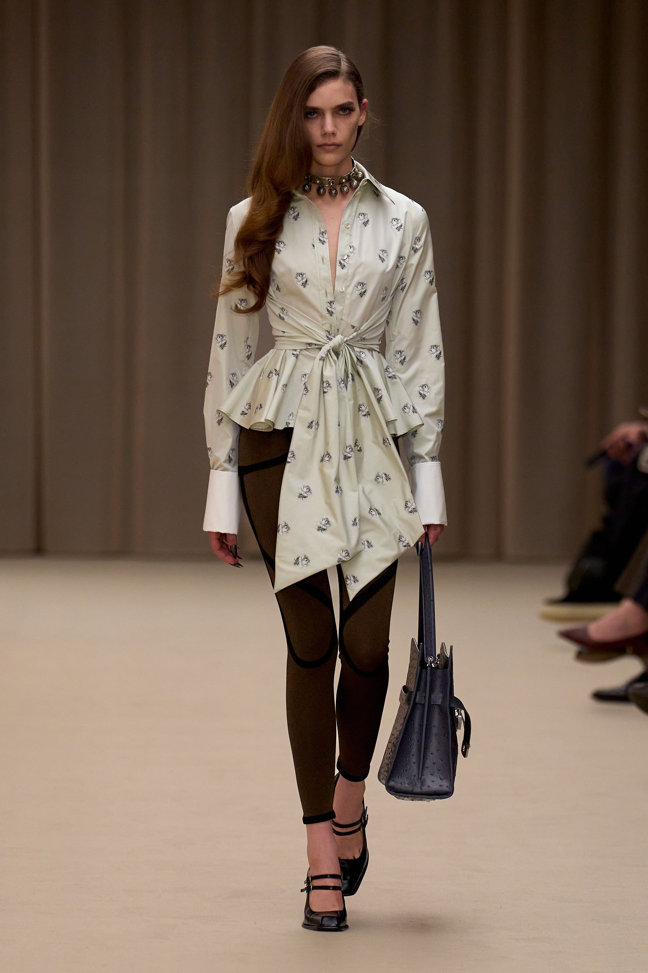 McQueen 本季延续品牌标志性的暗黑浪漫：收腰短裙套装、雕塑感肩线、精致刺绣礼服与戏剧化斗篷让整场秀充满哥特式戏剧张力。细腻蕾丝、金属光泽和建筑般轮廓塑造出强烈女性力量，同时保留麦昆一贯的浪漫与神秘-顽石频道趋势研究